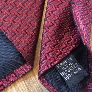 Geoffrey Beene Accessories - 💥3/$25💥Geoffrey Beene Maroon Geometric Neck Tie Geoffrey Beene Accessories - 💥3/$25💥Geoffrey Beene Maroon Geometric Neck Tie